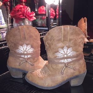 Little girls Cowgirl boots. Size 13.